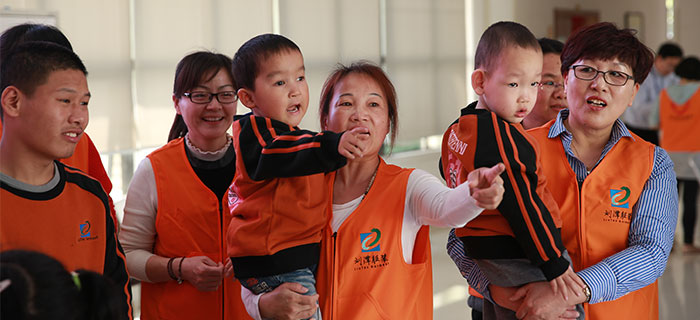 劉潭服裝志愿者團(tuán)隊(duì)與小孩交流