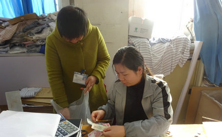 劉潭服裝工會為返鄉(xiāng)員工代購車票，讓員工過上放心年