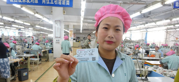 劉潭服裝工會(huì)為返鄉(xiāng)員工代購車票，讓員工過上放心年