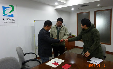 劉潭服裝舉辦“扶貧幫困送溫暖”活動(dòng)，慰問企業(yè)困難職工