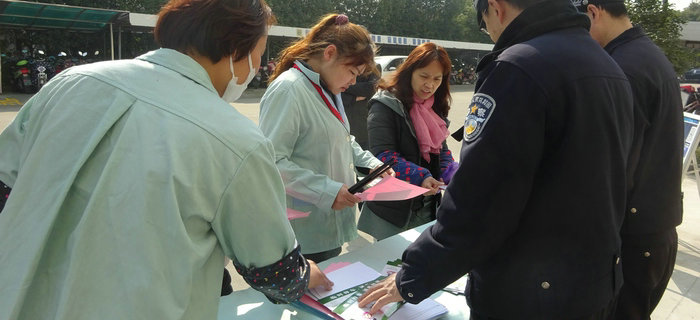劉潭服裝安全和健康教育，解決因地鐵施工帶來(lái)的出行不便問(wèn)題