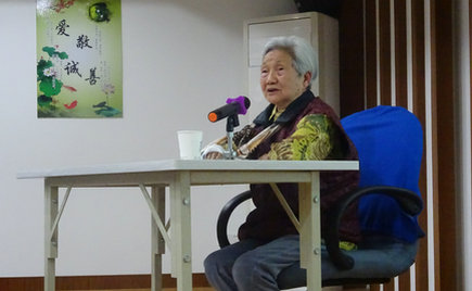 百歲勞模走進(jìn)劉潭服裝道德大講堂，為我們?cè)忈尮そ尘? title=