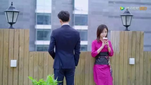 劉潭服裝：《狐貍的夏天》，帶你看譚松韻開掛的衣品
