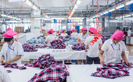 劉潭服裝車間小組現(xiàn)場動態(tài)整改，提高服裝成品合格率