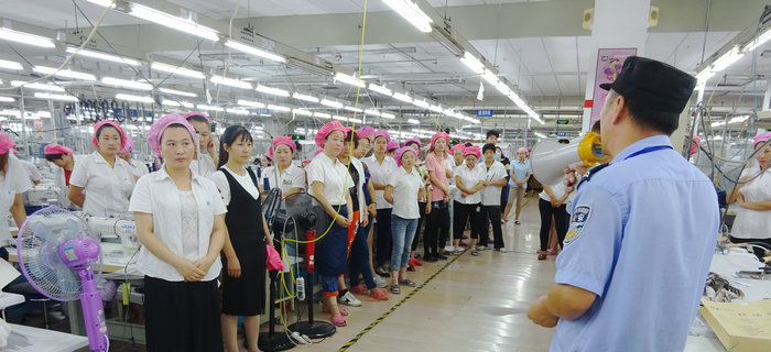 劉潭服裝在舉辦了企業(yè)危害因素及安全風(fēng)險評估控制培訓(xùn)