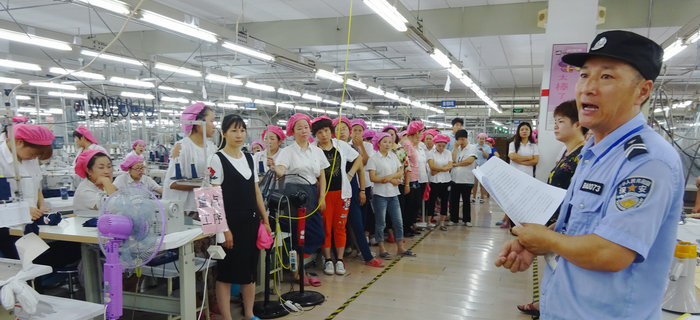 劉潭服裝在舉辦了企業(yè)危害因素及安全風(fēng)險評估控制培訓(xùn)