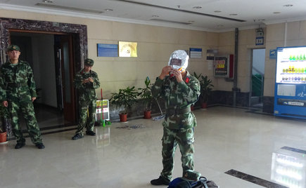 劉潭消防中隊(duì)來劉潭服裝進(jìn)行消防設(shè)備現(xiàn)場培訓(xùn)