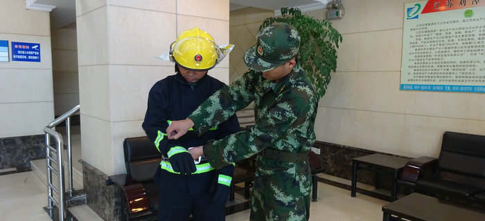 劉潭消防中隊(duì)來劉潭服裝進(jìn)行消防設(shè)備現(xiàn)場培訓(xùn)