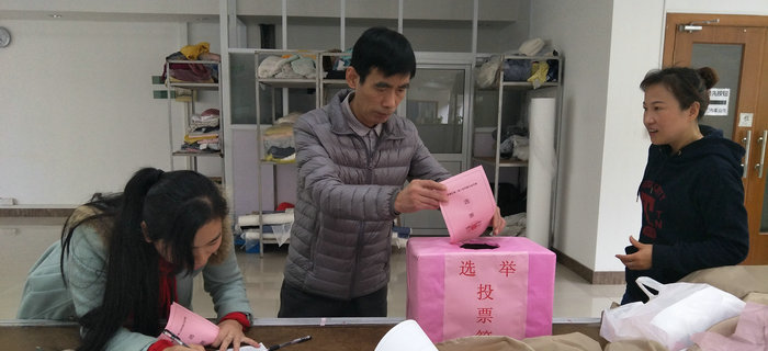 劉潭服裝工會(huì)有序組織員工進(jìn)行梁溪區(qū)人大代表補(bǔ)選活動(dòng)