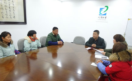 劉潭服裝舉辦“扶貧幫困”慰問活動(dòng)，向廠困難職工送溫暖