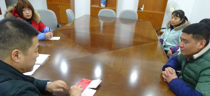 劉潭服裝舉辦&ldquo;扶貧幫困&rdquo;慰問(wèn)活動(dòng)，向廠困難職工送溫暖