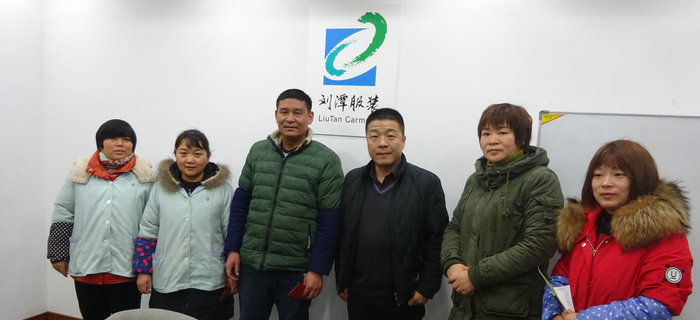 劉潭服裝舉辦&ldquo;扶貧幫困&rdquo;慰問(wèn)活動(dòng)，向廠困難職工送溫暖