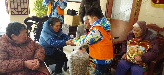 劉潭服裝志愿團(tuán)隊(duì)攜手小志愿者前往五河養(yǎng)老院進(jìn)行新春慰問(wèn)