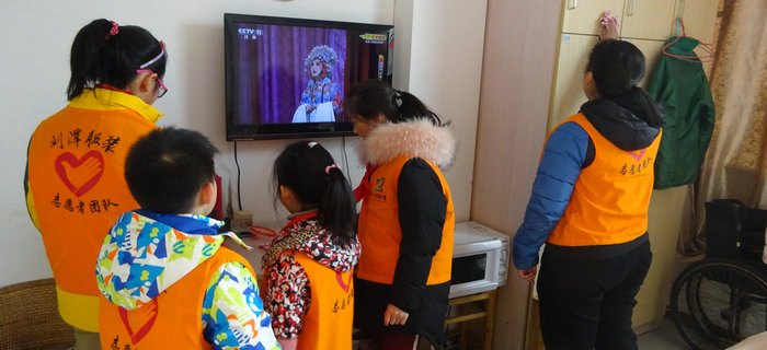 劉潭服裝志愿團(tuán)隊(duì)攜手小志愿者前往五河養(yǎng)老院進(jìn)行新春慰問(wèn)