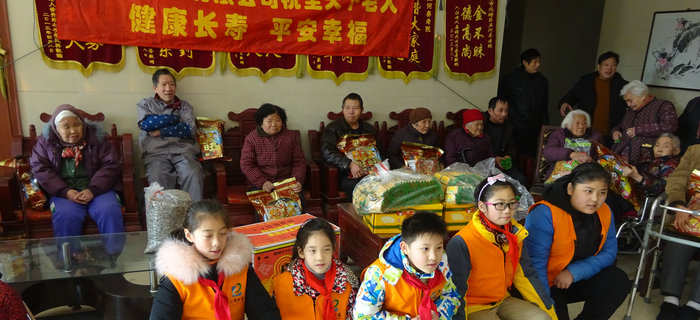 劉潭服裝志愿團(tuán)隊(duì)攜手小志愿者前往五河養(yǎng)老院進(jìn)行新春慰問(wèn)