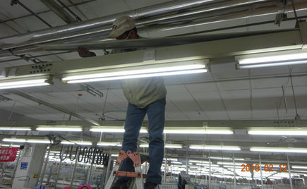 劉潭服裝服裝車間進(jìn)行機(jī)械“大保養(yǎng)”，過干凈安全的新年