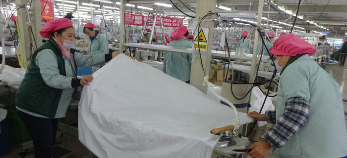 劉潭服裝服裝車間進(jìn)行機械&ldquo;大保養(yǎng)&rdquo;，過干凈安全的新年