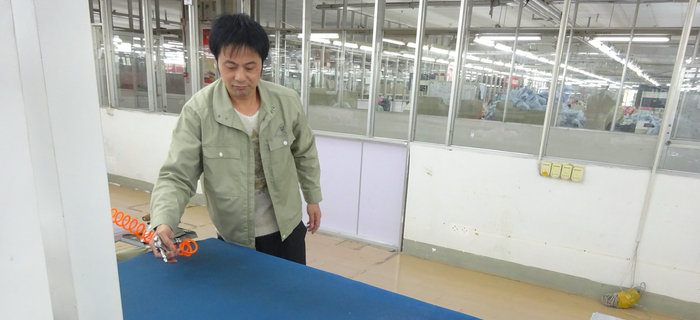 劉潭服裝服裝車間進(jìn)行機械&ldquo;大保養(yǎng)&rdquo;，過干凈安全的新年