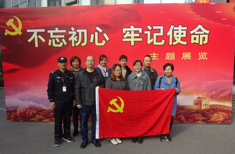 劉潭服裝深入開展教育實(shí)踐，接受革命傳統(tǒng)教育