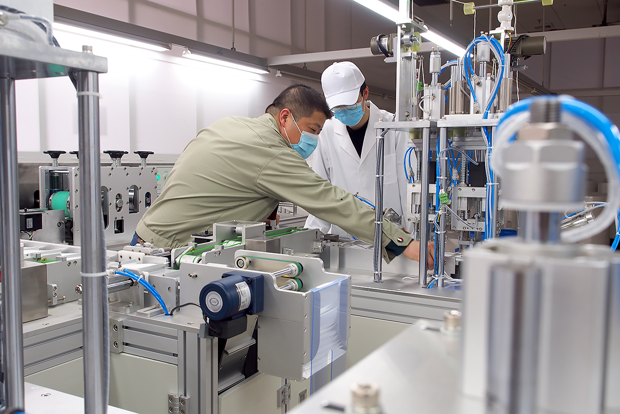 劉潭服裝全自動口罩機調(diào)試