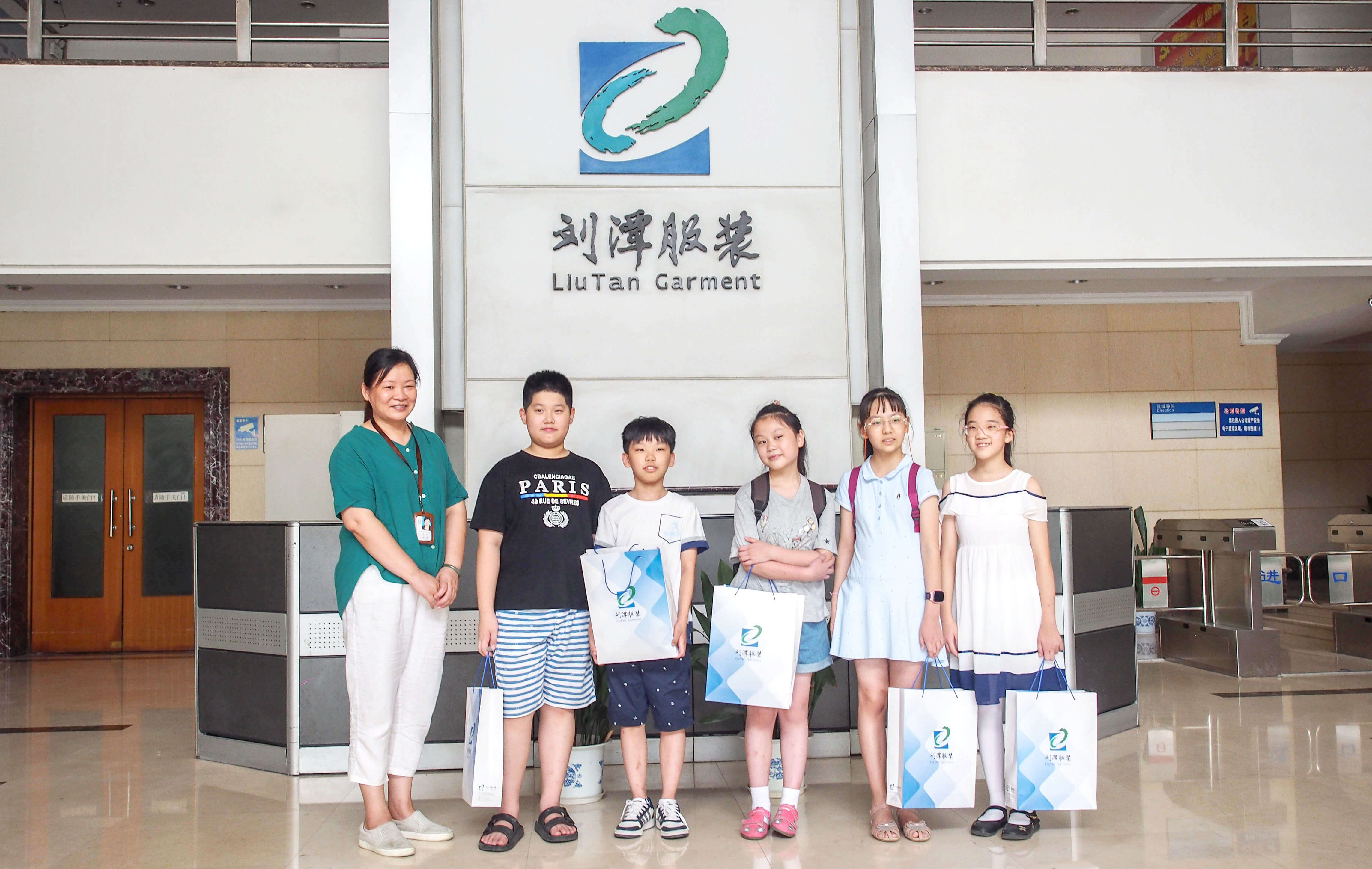 雛鷹假日小隊(duì)走進(jìn)劉潭服裝廠“尋訪小康之路”