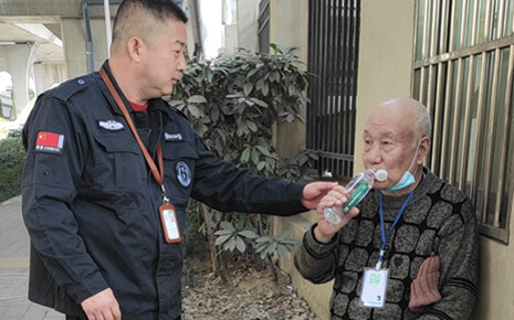 助人為樂新風(fēng)尚，品德高尚劉潭人