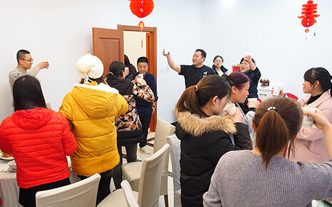 就地過(guò)年一樣溫暖，劉潭服裝廠請(qǐng)外地留宿職工吃年夜飯
