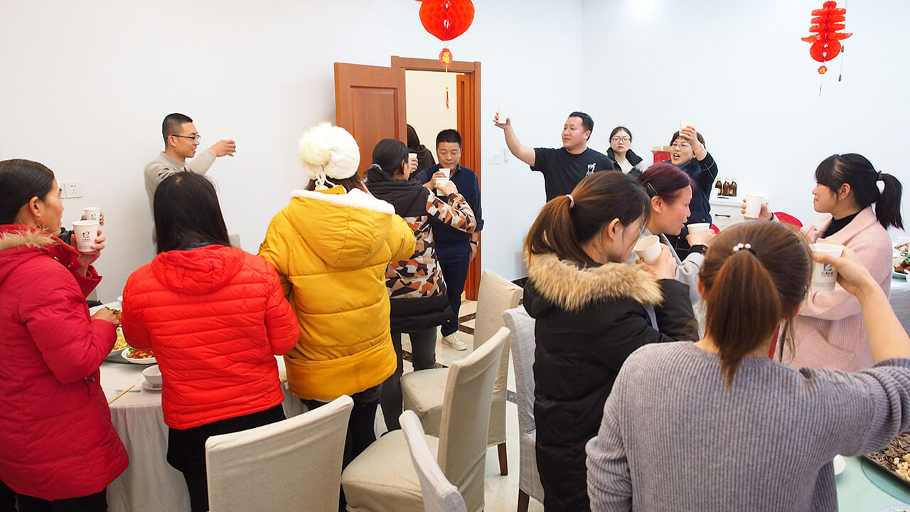 就地過年一樣溫暖，劉潭服裝廠請(qǐng)外地留宿職工吃年夜飯