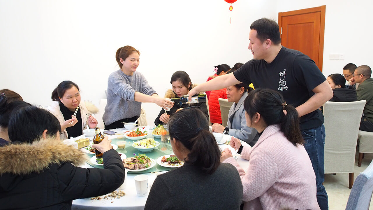 就地過年一樣溫暖，劉潭服裝廠請(qǐng)外地留宿職工吃年夜飯