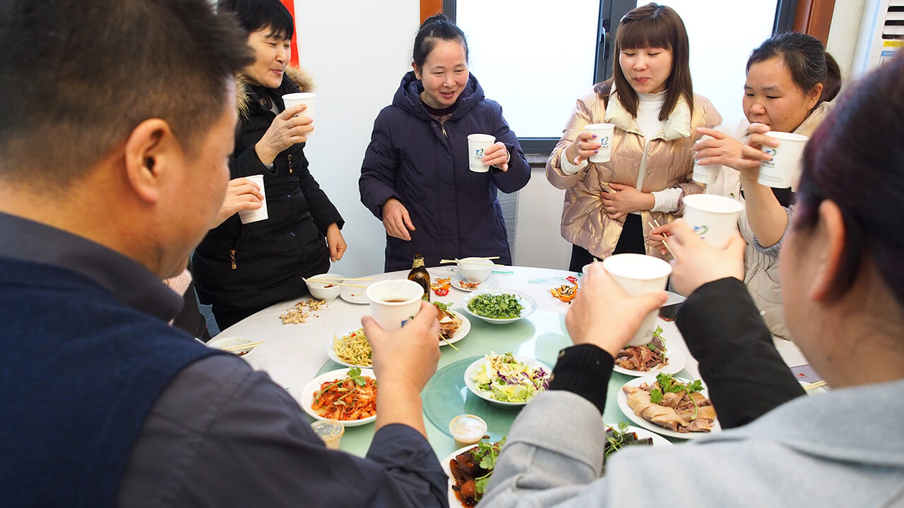 就地過年一樣溫暖，劉潭服裝廠請(qǐng)外地留宿職工吃年夜飯