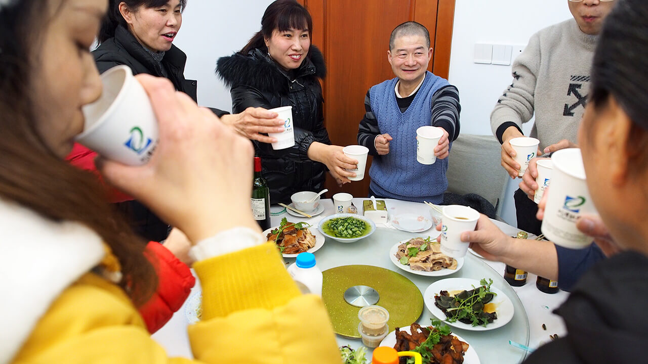 就地過年一樣溫暖，劉潭服裝廠請(qǐng)外地留宿職工吃年夜飯