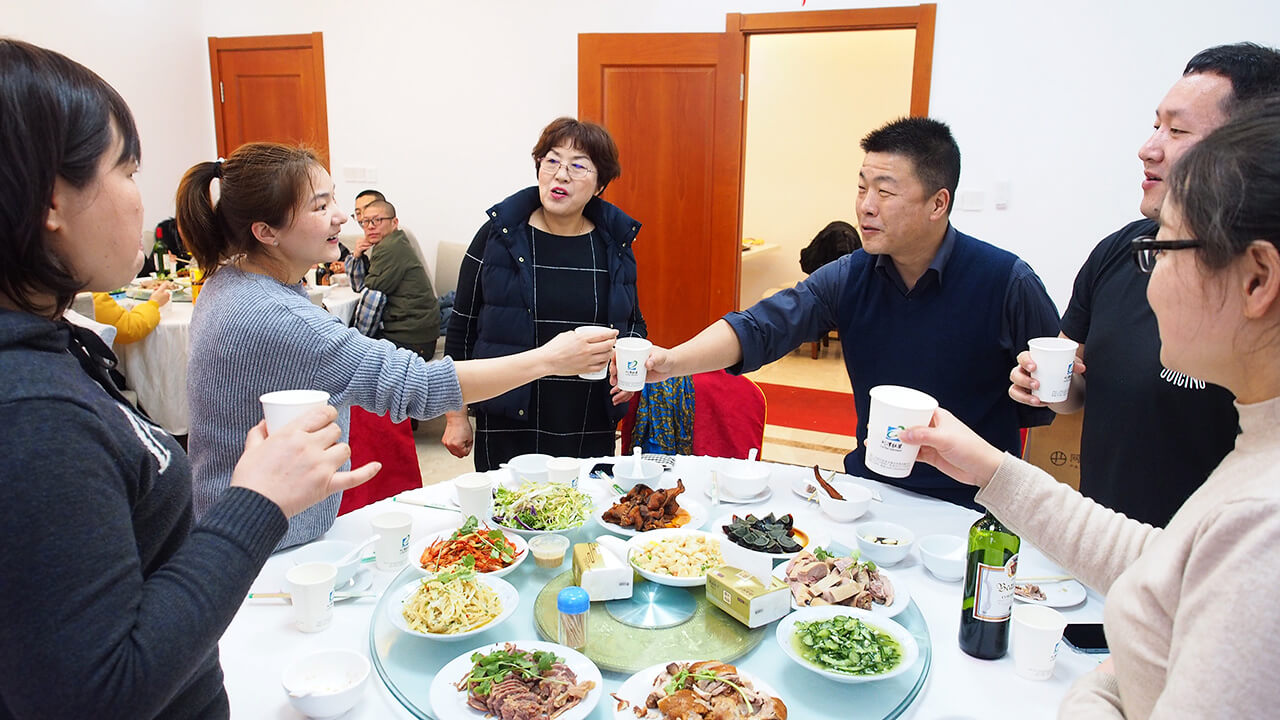 就地過年一樣溫暖，劉潭服裝廠請(qǐng)外地留宿職工吃年夜飯