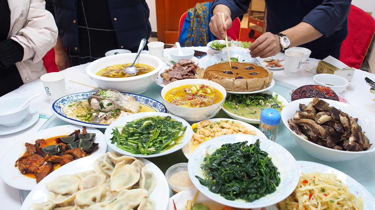就地過年一樣溫暖，劉潭服裝廠請(qǐng)外地留宿職工吃年夜飯