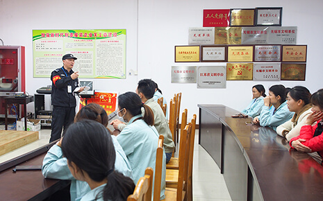 劉潭服裝廠對新進(jìn)員工進(jìn)行安全教育培訓(xùn)