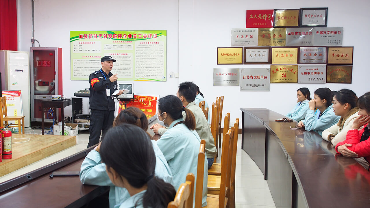 劉潭服裝廠對(duì)新進(jìn)員工進(jìn)行安全教育培訓(xùn)