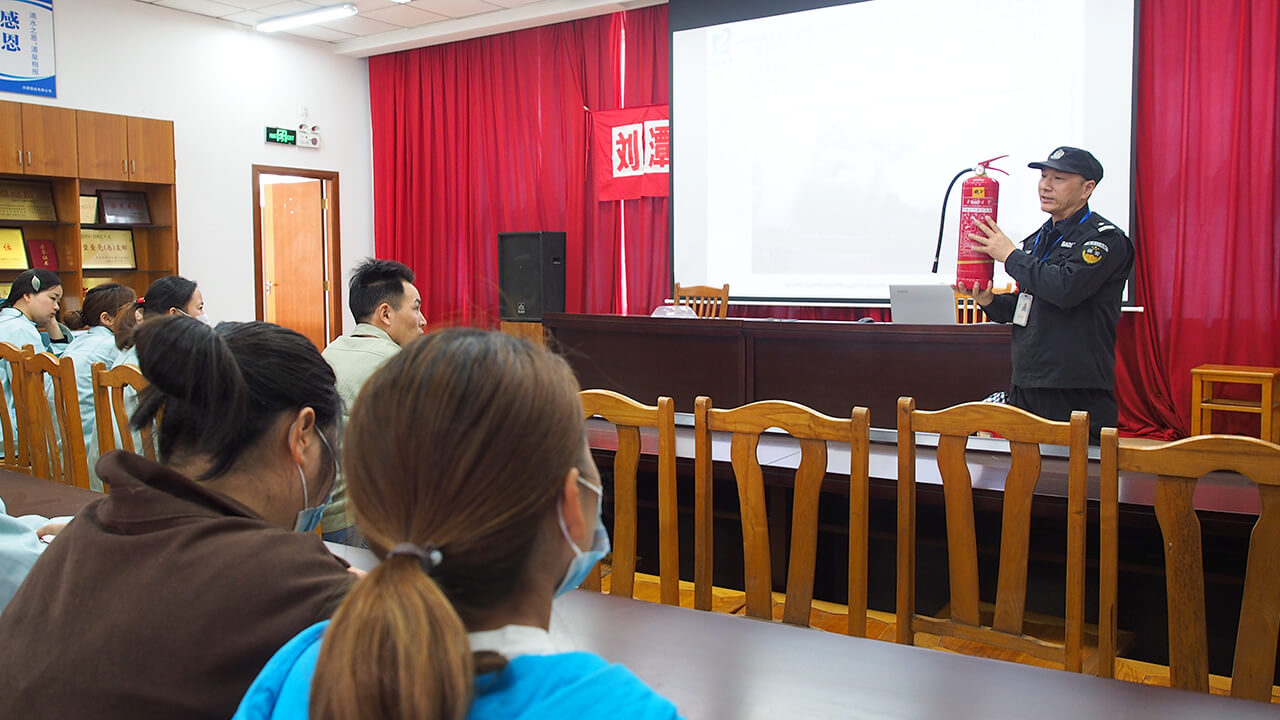 劉潭服裝廠對(duì)新進(jìn)員工進(jìn)行安全教育培訓(xùn)