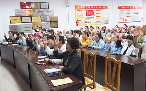 劉潭服裝廠召開十屆四次職代會(huì)暨安全生產(chǎn)責(zé)任簽約儀式