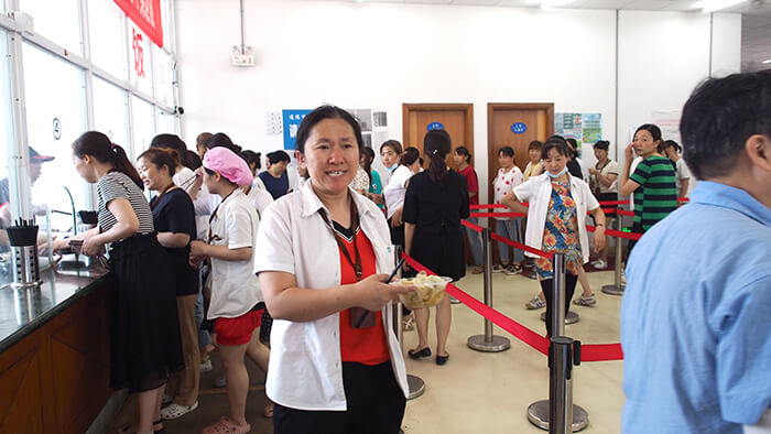 劉潭服裝廠(chǎng)組織員工夏至吃餛飩