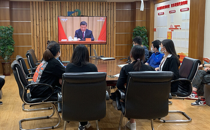 劉潭服裝廠組織收看慶祝共青團成立100周年大會