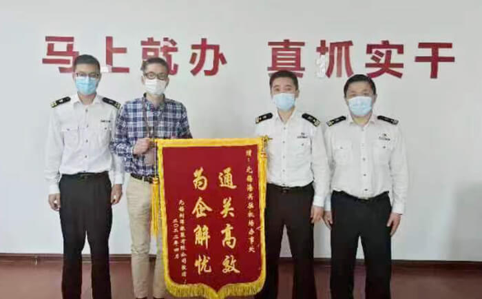 一封劉潭服裝廠致無(wú)錫海關(guān)駐機(jī)場(chǎng)辦事處的感謝信