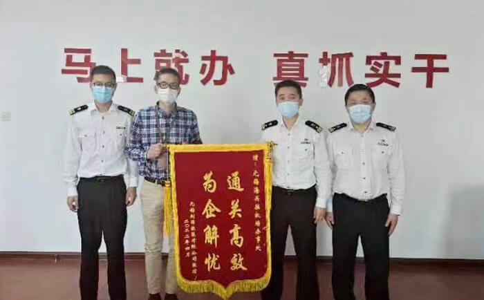 一封劉潭服裝廠致無錫海關(guān)駐機(jī)場辦事處的感謝信