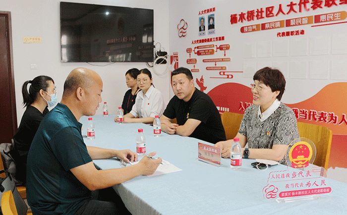劉潭服裝錢(qián)總慰問(wèn)孤寡老人
