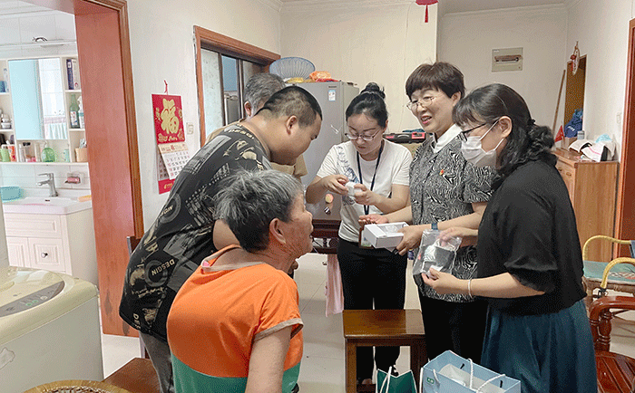 劉潭服裝錢(qián)總慰問(wèn)孤寡老人
