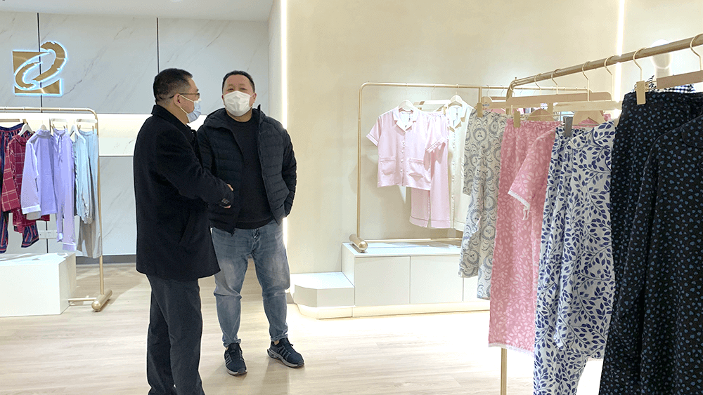 熱烈歡迎江蘇銀行領(lǐng)導帶隊走訪劉潭服裝