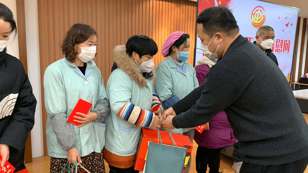 劉潭服裝慰問困難職工