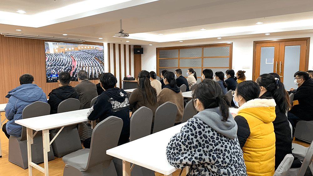 劉潭服裝學(xué)習(xí)貫徹會議精神
