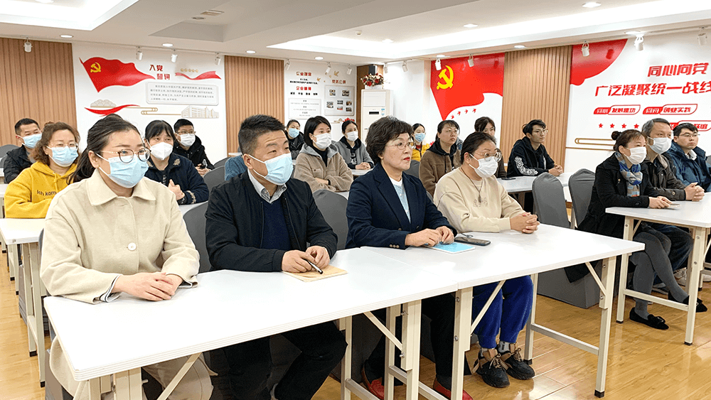 劉潭服裝學(xué)習(xí)貫徹會議精神