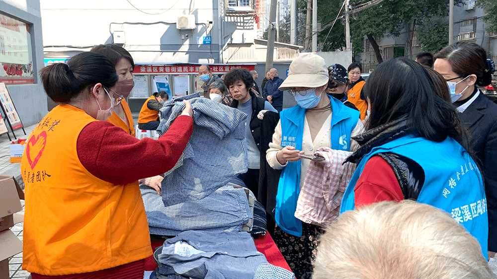 劉潭服裝志愿服務進社區(qū)