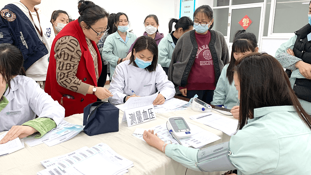 劉潭服裝組織職工進(jìn)行免費體檢
