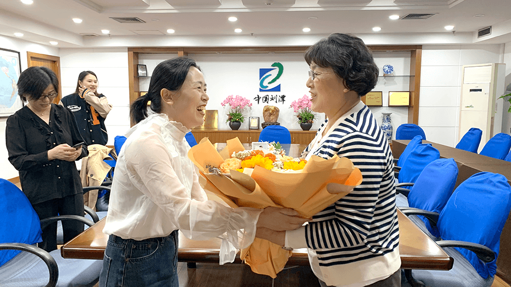 劉潭服裝熱烈歡迎街道組織委員來(lái)訪(fǎng)